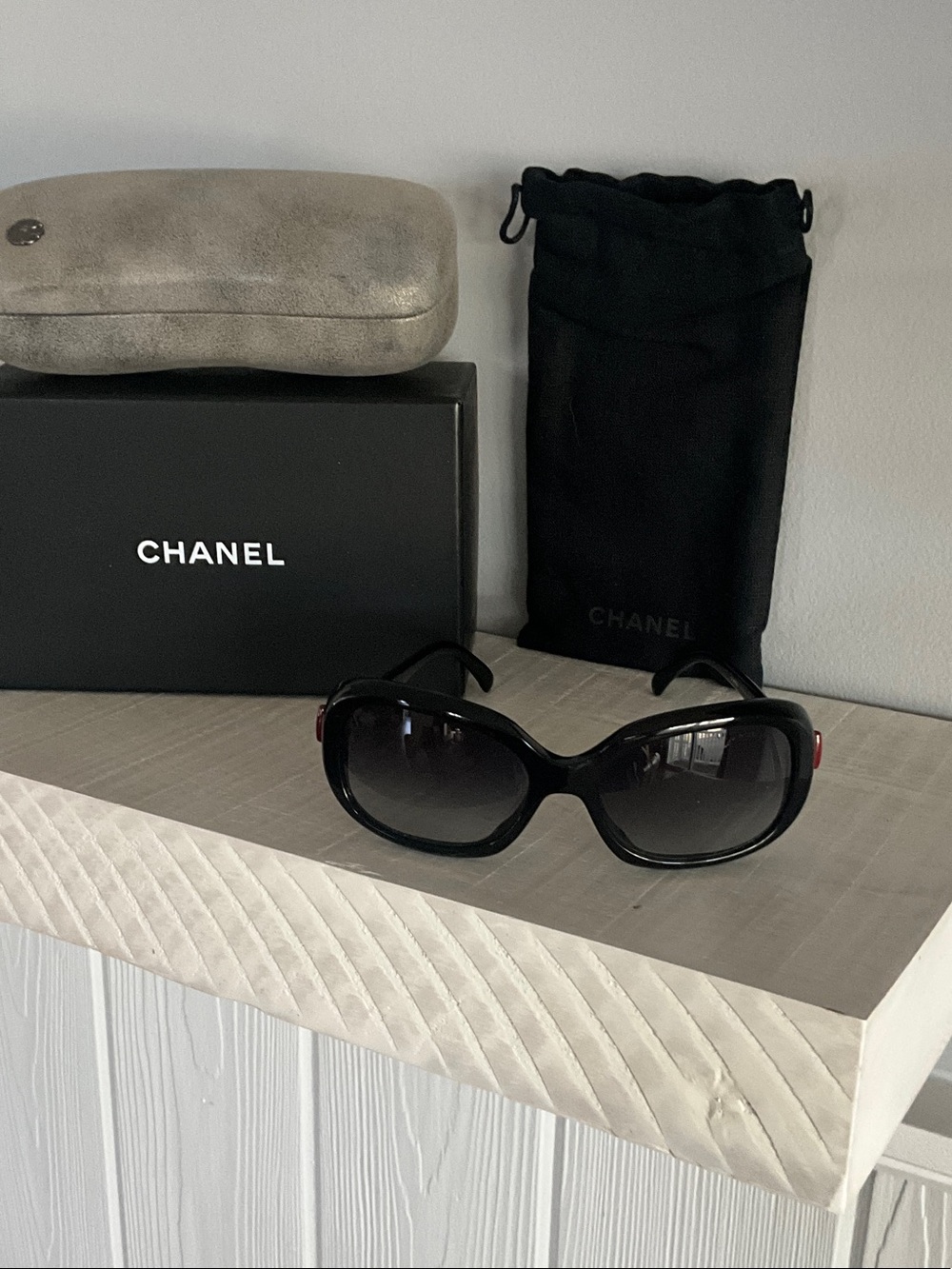 CHANEL Black Sunglasses with Red Accents and Gradient Lenses